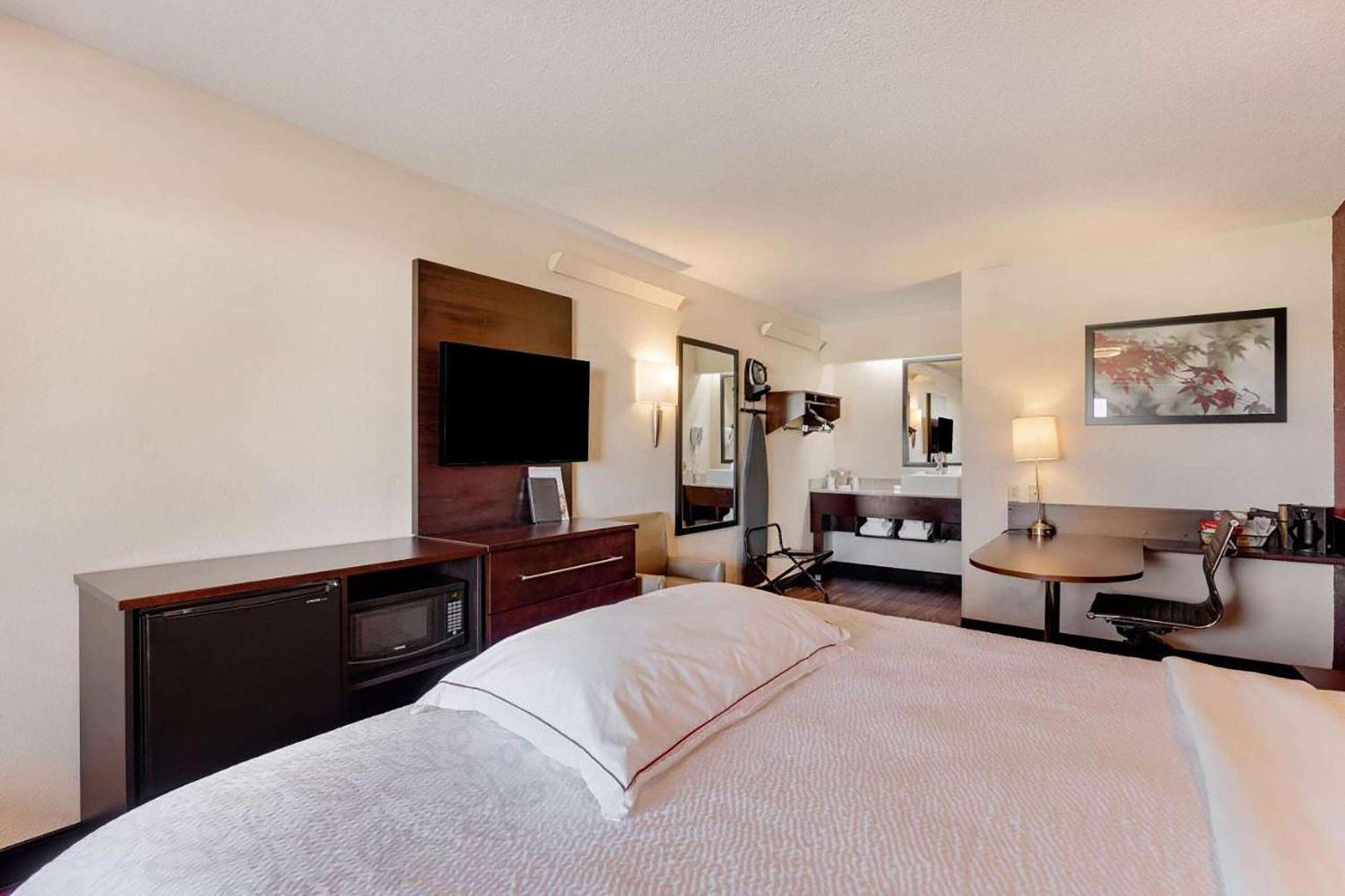 Super 8 By Wyndham Deerfield - Northbrook Hotel Exterior photo