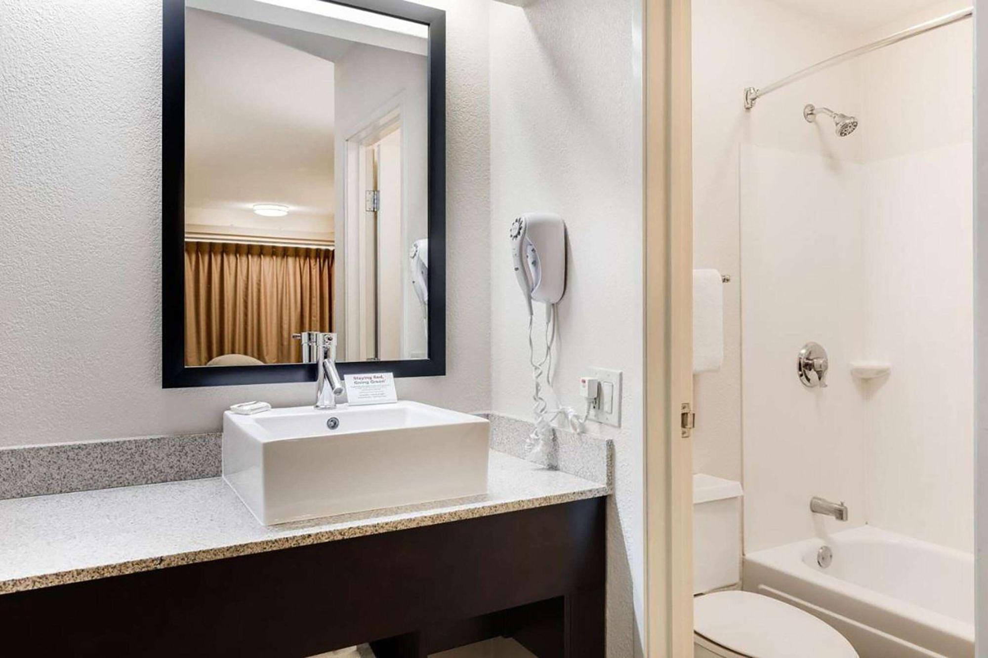 Super 8 By Wyndham Deerfield - Northbrook Hotel Exterior photo