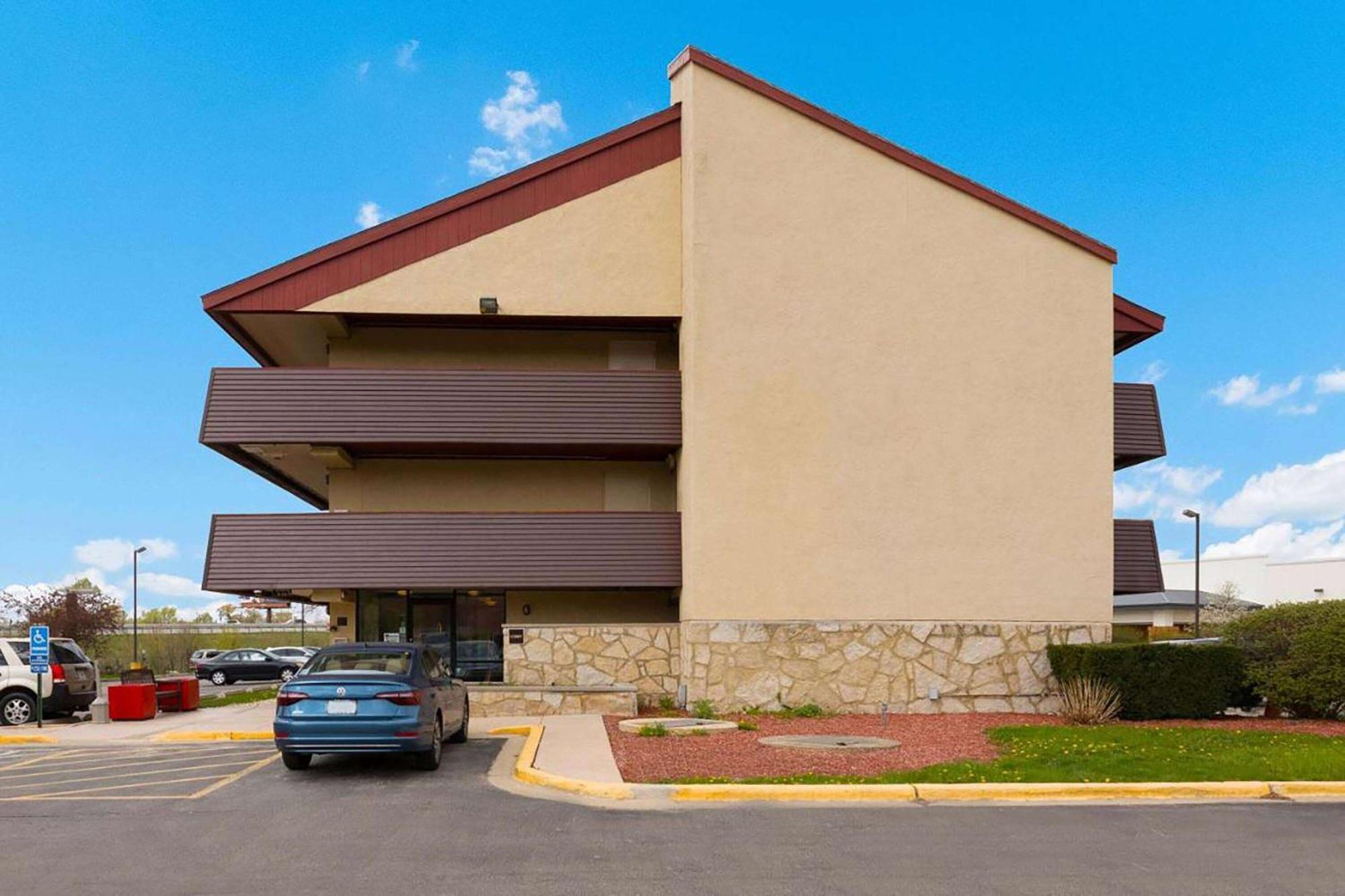 Super 8 By Wyndham Deerfield - Northbrook Hotel Exterior photo