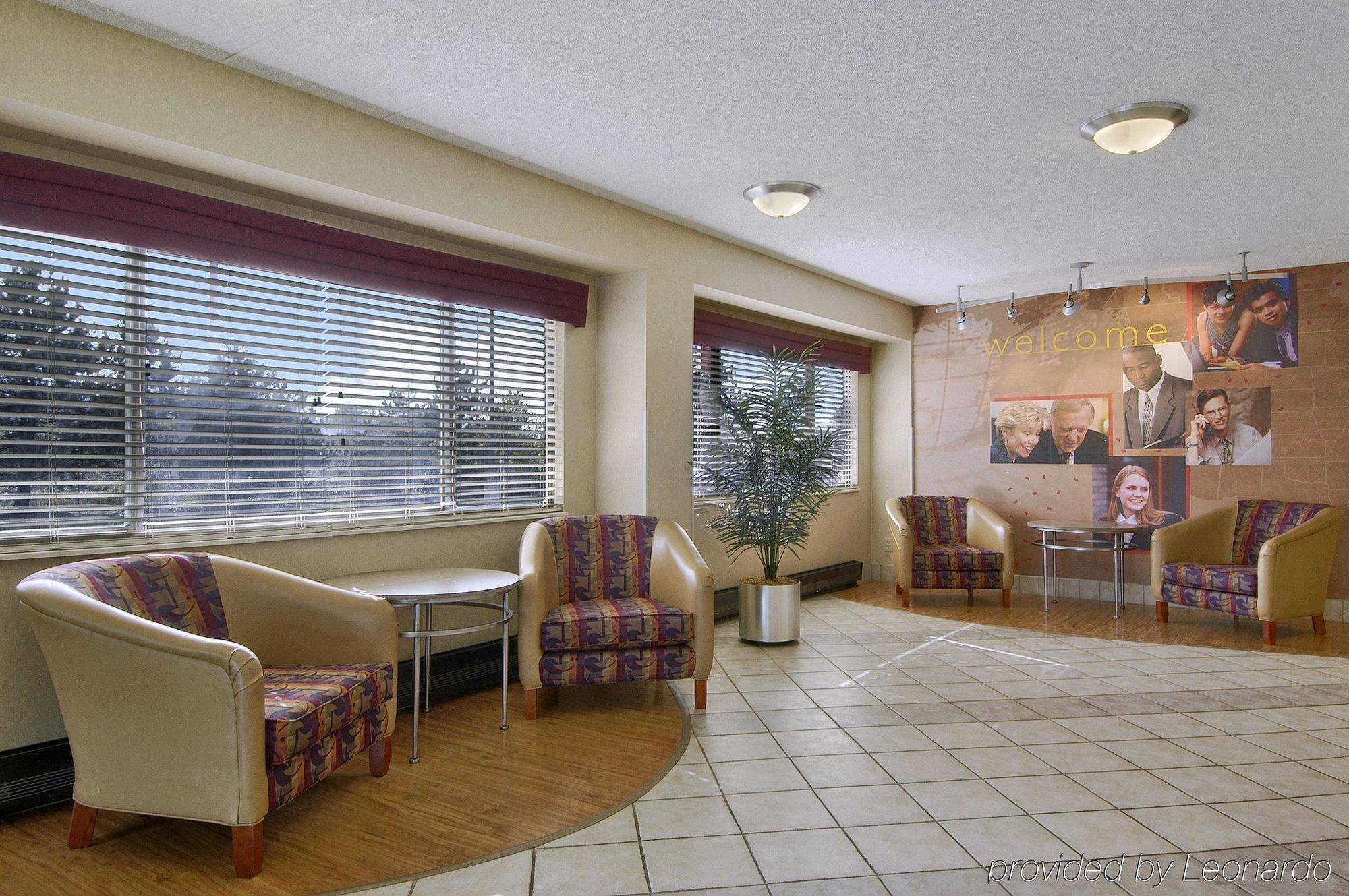 Super 8 By Wyndham Deerfield - Northbrook Hotel Interior photo
