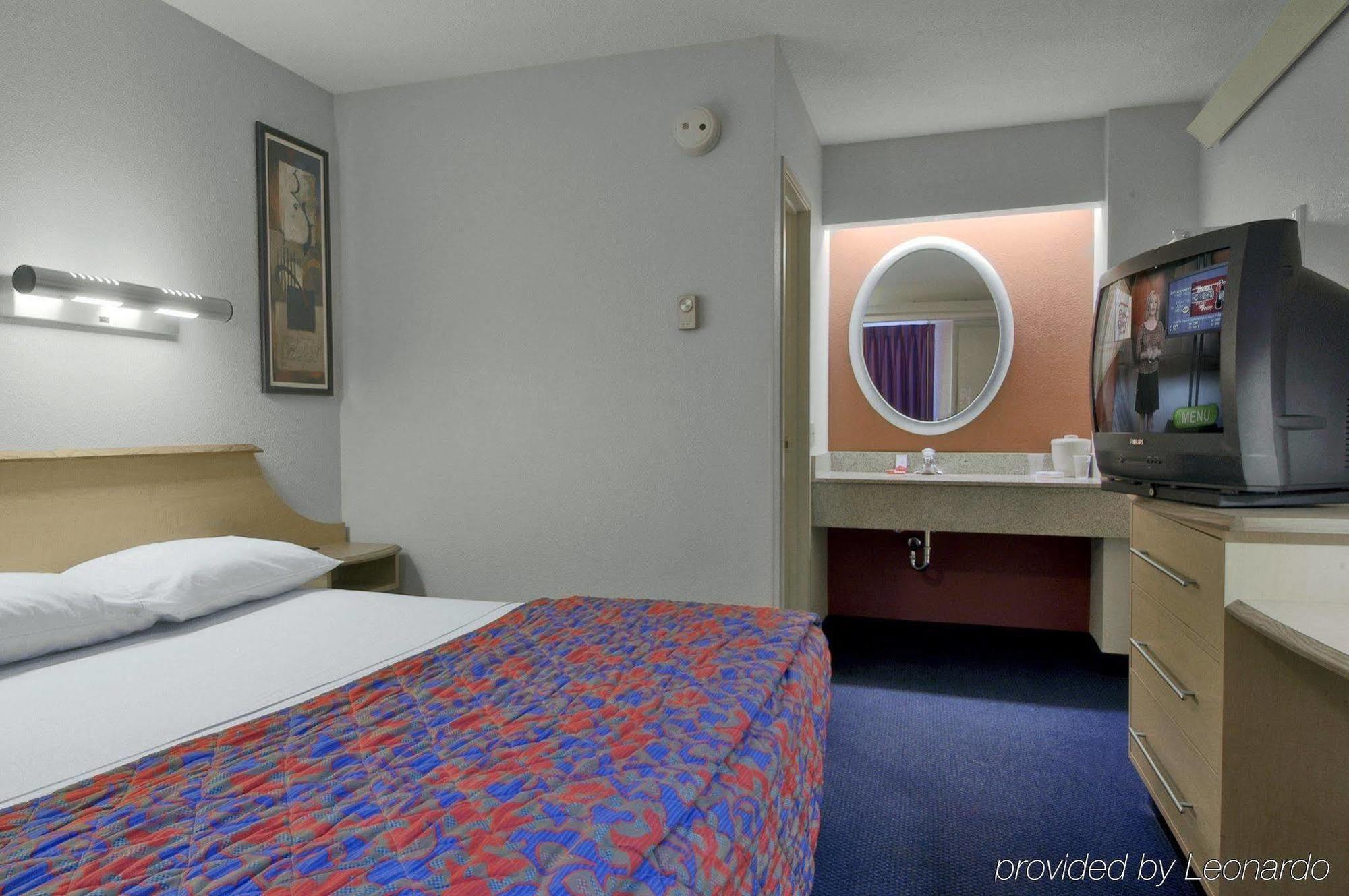 Super 8 By Wyndham Deerfield - Northbrook Hotel Room photo