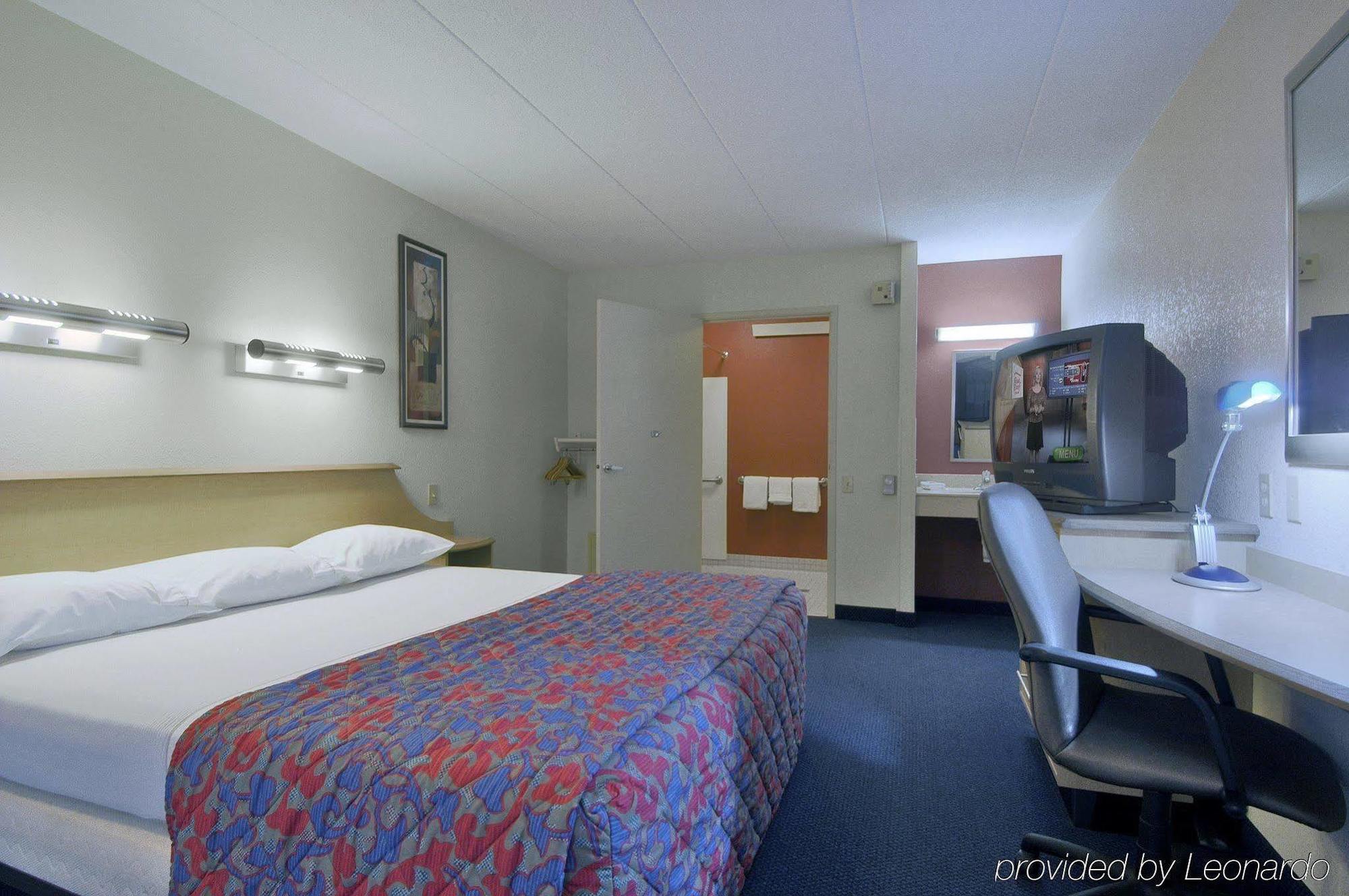 Super 8 By Wyndham Deerfield - Northbrook Hotel Exterior photo