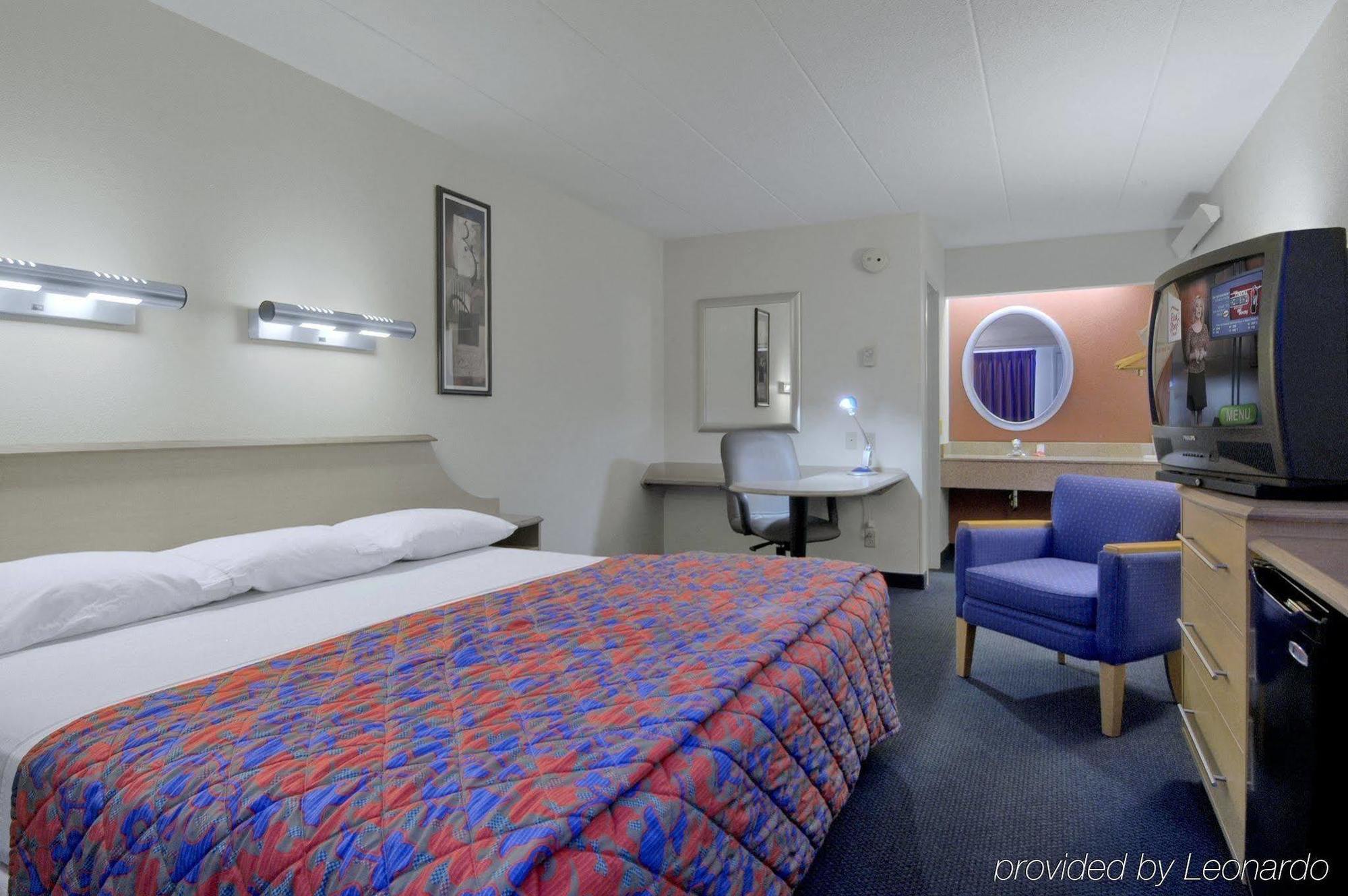 Super 8 By Wyndham Deerfield - Northbrook Hotel Room photo